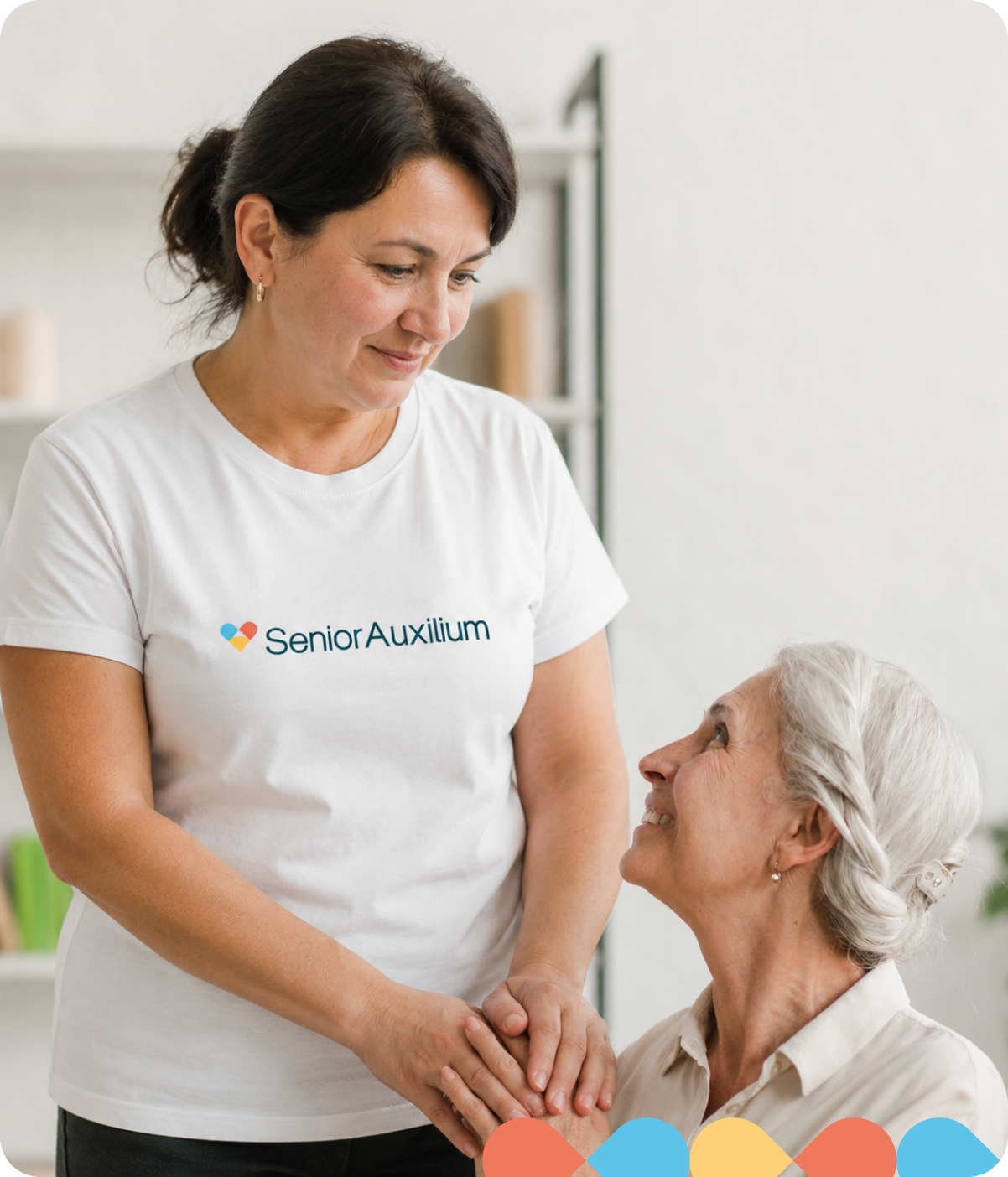 Opiekunka Senior Auxilium podczas pracy z seniorką